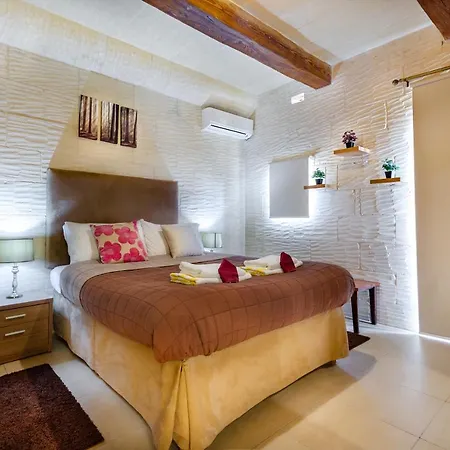 A Popular Pet Friendly With A Pool, Gozo Villa Xaghra